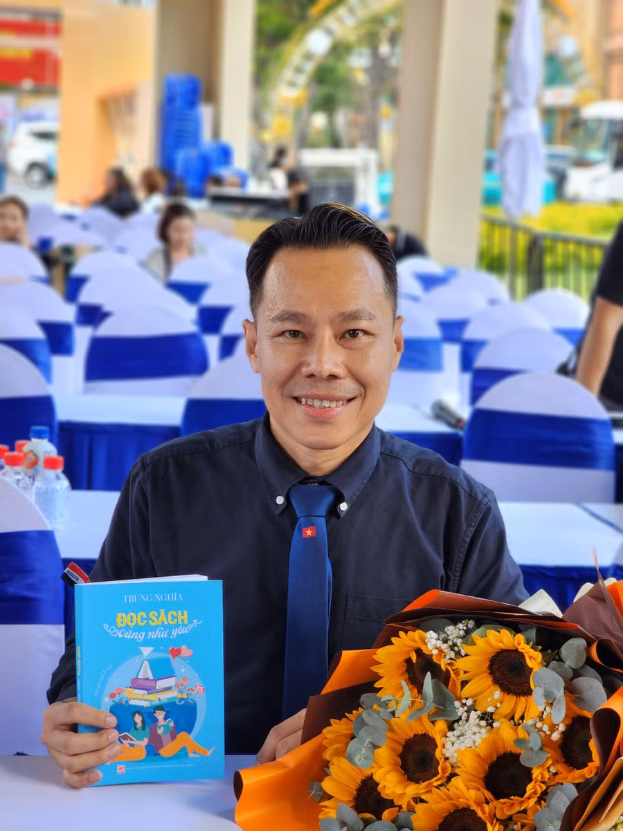 Tác giả Trung Nghĩa cùng tác phẩm Đọc sách cũng như yêu.
