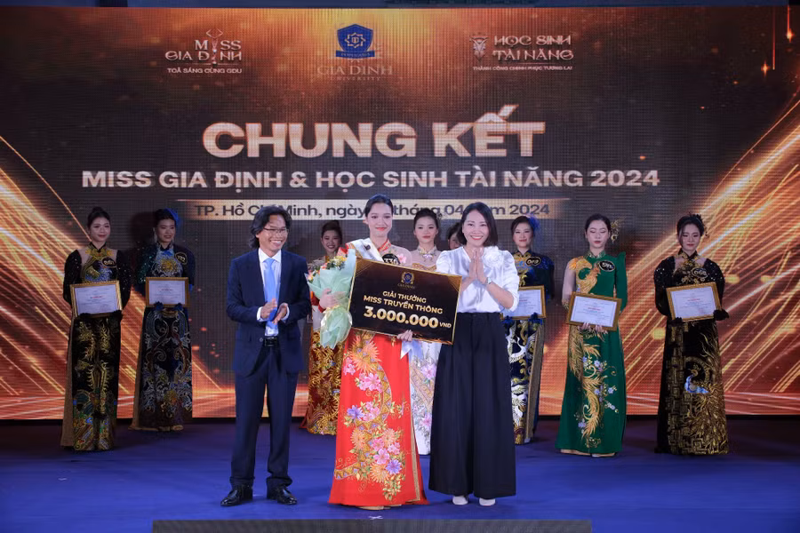 Miss Tài năng Ngô Thị Như Bình và Miss Truyền thông Niê H Jumila Mlô, cả 2 nữ sinh đều học ngành Ngôn ngữ Anh.
