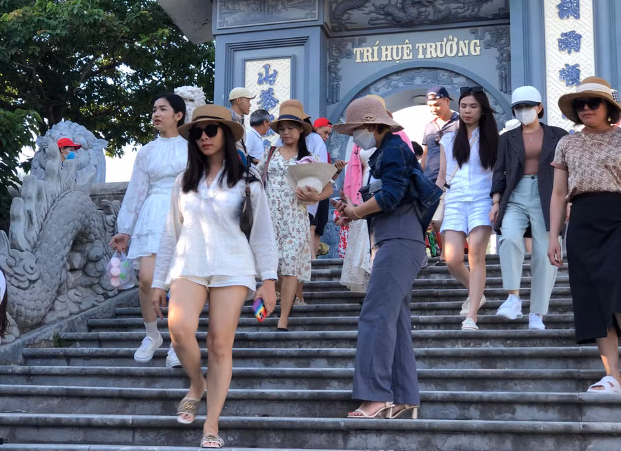 Du khách và người dân đến chùa tham quan dịp lễ. Du khách và người dân đến chùa tham quan dịp lễ.