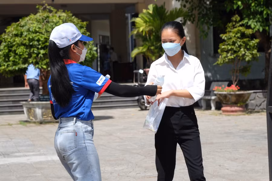 Các tình nguyện viên tặng nước cho thí sinh sau khi ra khỏi phòng thi. Các tình nguyện viên tặng nước cho thí sinh sau khi ra khỏi phòng thi.