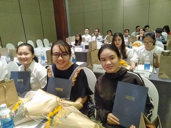 Niềm vui của các nữ sinh xuất sắc trường ĐH Khoa học Xã hội và Nhân văn TPHCM khi nhận được học bổng LOTTE. Niềm vui của các nữ sinh xuất sắc trường ĐH Khoa học Xã hội và Nhân văn TPHCM khi nhận được học bổng LOTTE.