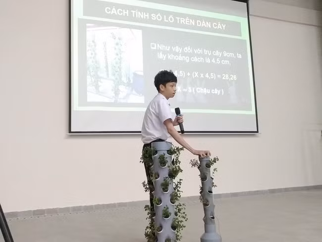Học sinh trình bày cách tính số lỗ đặt chậu cây trên trụ đứng. Học sinh trình bày cách tính số lỗ đặt chậu cây trên trụ đứng.