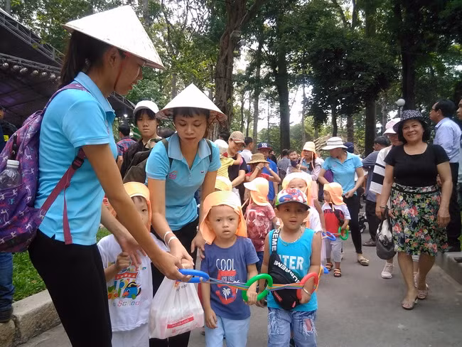 Các học sinh trường mầm non Kids House, huyện Nhà Bè, TPHCM được đi trải nghiệm và tham quan tại Festival Hoa lan.