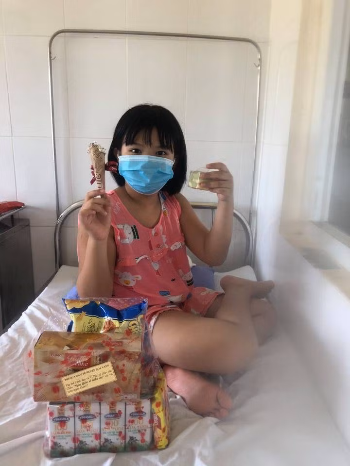 Vui vẻ khi nhận được món quà từ các cô chú là y, bác sĩ.