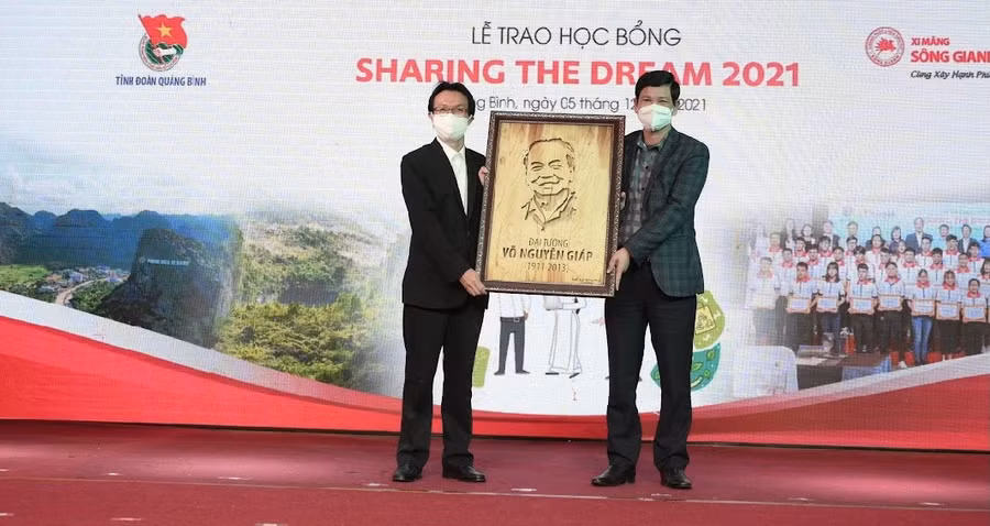 Lãnh đạo tỉnh Quảng Bình tặng quà lưu niệm cho Tập đoàn SCG.