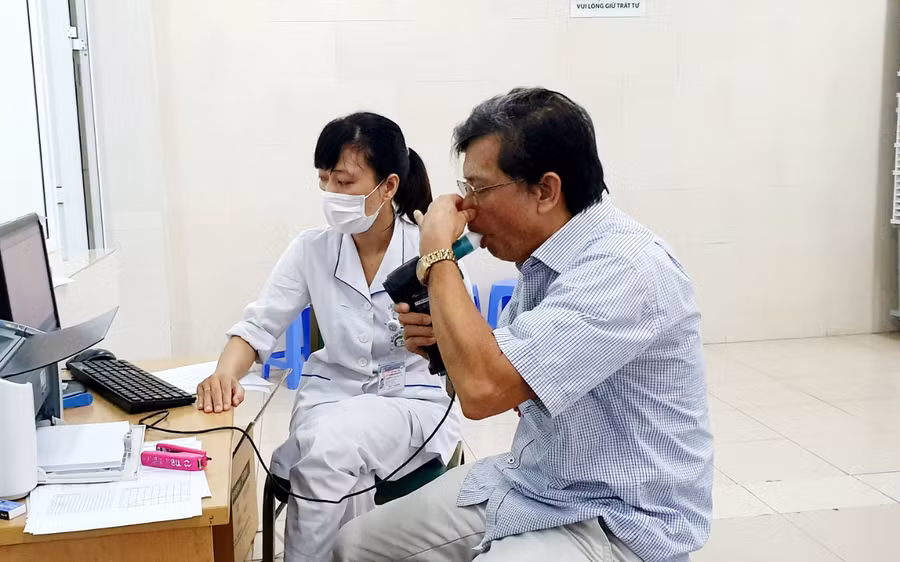 Bệnh nhân được kiểm tra tại BV Bạch Mai (Ảnh BVCC).