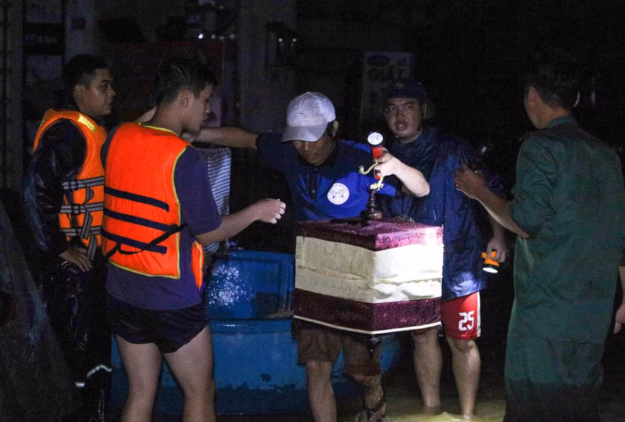 Đức cùng lực lượng quân đội, công an cứu được nhiều người bị mắc kẹt do mưa lũ. Đức cùng lực lượng quân đội, công an cứu được nhiều người bị mắc kẹt do mưa lũ.