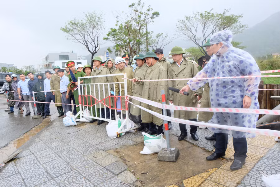 Chủ tịch nước Nguyễn Xuân Phúc kiểm tra hiện trường điểm sạt lở trên đường Hoàng Sa, TP Đà Nẵng. Chủ tịch nước Nguyễn Xuân Phúc kiểm tra hiện trường điểm sạt lở trên đường Hoàng Sa, TP Đà Nẵng.