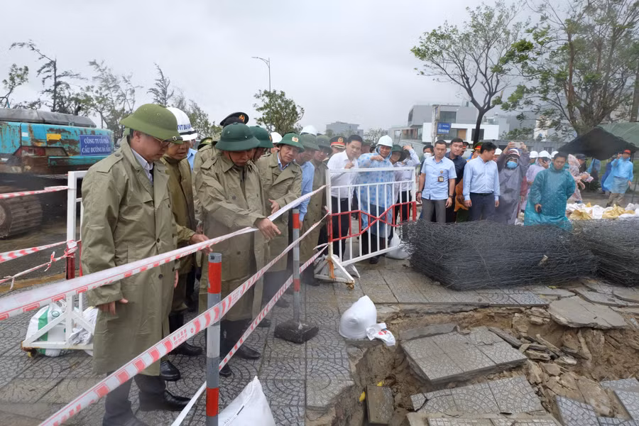 Chủ tịch nước Nguyễn Xuân Phúc kiểm tra điểm sạt lở tại đường Hoàng Sa.
