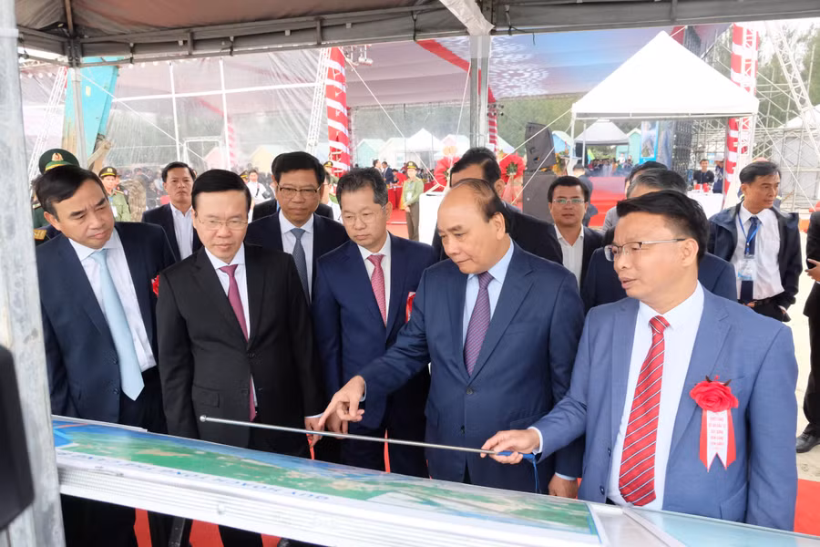 Chủ tịch nước Nguyễn Xuân Phúc nghe báo cáo về dự án Bến cảng Liên Chiểu. 