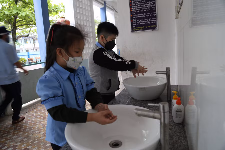 Khu vực nhà vệ sinh của trường học tại Đà Nẵng. Ảnh minh họa.
