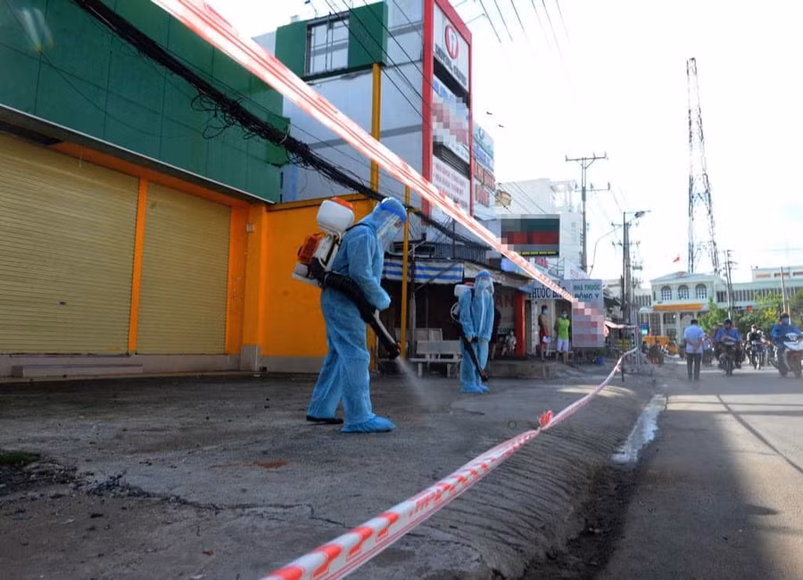 Lực lượng Y tế tỉnh Long An khoanh vùng khử khuẩn khu vực liên quan đến ca nhiễm Covid-19 mới tại TP.Tân An (Ảnh: Long An)