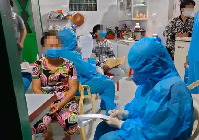 Lực lượng y tế Long An truy vết lấy mẫu xét nghiệm đối với người liên quan đến BN6325 ở huyện Cần Giuộc (Ảnh: Long An)