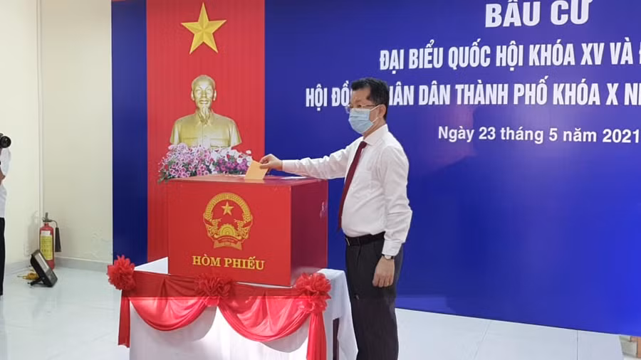 Ông Nguyễn Văn Quảng - Bí thư Thành ủy Đà Nẵng bỏ phiếu khu vực bỏ phiếu số 1, phường Thạch Thang.