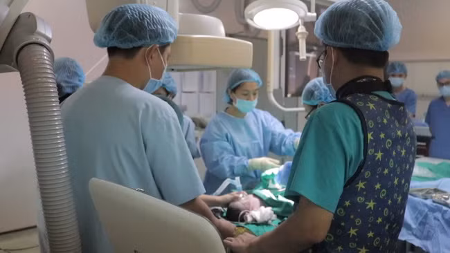 PGS TS BS. Lê Minh Khôi và ê-kíp can thiệp cấp cứu phá vách liên nhĩ bằng bóng qua da