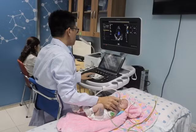 PGS TS BS. Lê Minh Khôi thực hiện siêu âm tim kiểm tra cho bé trước khi xuất viện (Ảnh: BVCC)