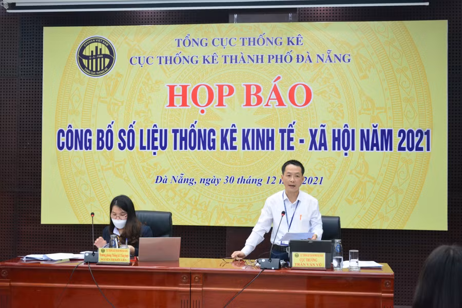 Ông Trần Văn Vũ - Cục trưởng Cục thống kê TP Đà Nẵng chủ trì buổi họp báo.