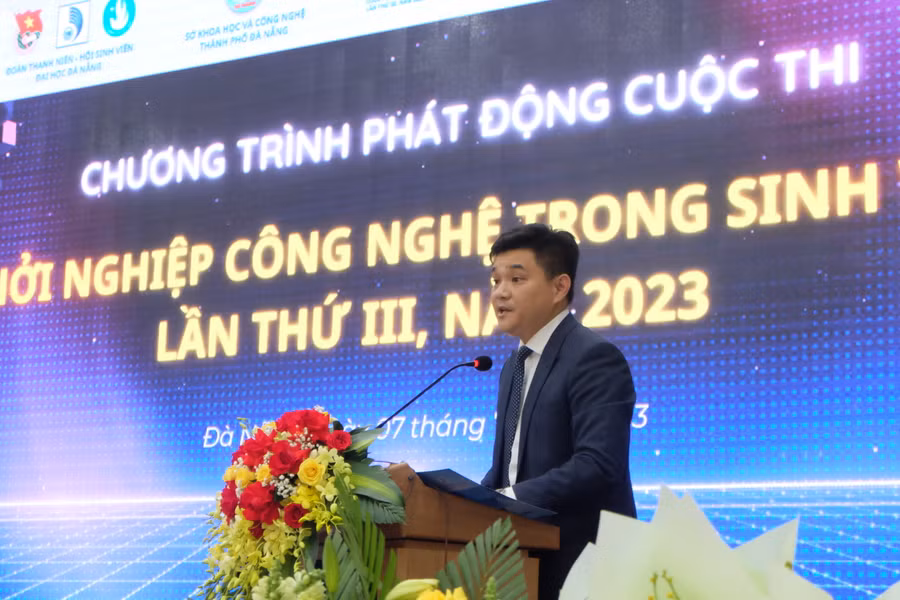 TS. Lê Đỗ Hưng Toàn - Chủ tịch Hội sinh viên Đại học Đà Nẵng, Trưởng ban tổ chức cuộc thi, phát biểu thông tin về cuộc thi. Ảnh: Hoàng Vinh. TS. Lê Đỗ Hưng Toàn - Chủ tịch Hội sinh viên Đại học Đà Nẵng, Trưởng ban tổ chức cuộc thi, phát biểu thông tin về cuộc thi. Ảnh: Hoàng Vinh.
