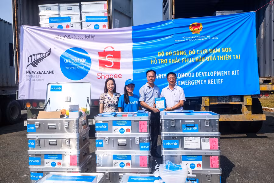 Đại diện Bộ GD&amp;ĐT trao số hàng sau khi tiếp nhận cho đại diện ngành giáo dục 4 miền Trung gồm: Quảng Bình, Quảng Trị, Thừa Thiên Huế và Quảng Nam.