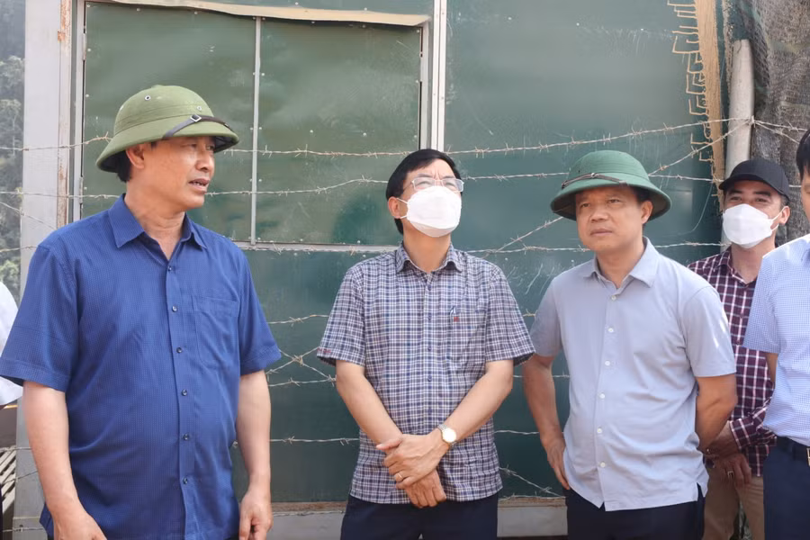 Ông Lê Đình Thọ (áo xanh) - Thứ trưởng Bộ Giao thông vận tải kiểm tra hiện trường xử lý điểm sụt trượt tại Km25 và công tác vận hành tại hầm Mũi Trâu trên cao tốc La Sơn - Hòa Liên.