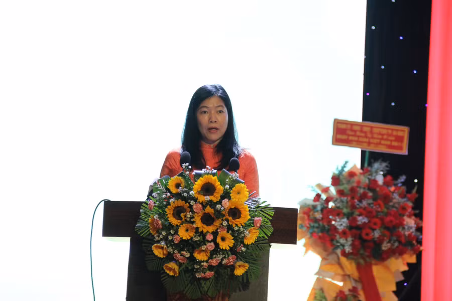 Bà Lê Thị Bích Thuận - Giám đốc Sở GD&amp;ĐT TP. Đà Nẵng phát biểu tại Lễ kỷ niệm.