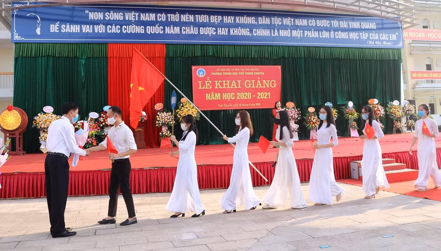 Lễ Khai giảng năm học 2020 - 2021 tại trường THPT Chuyên tỉnh Thái Nguyên
