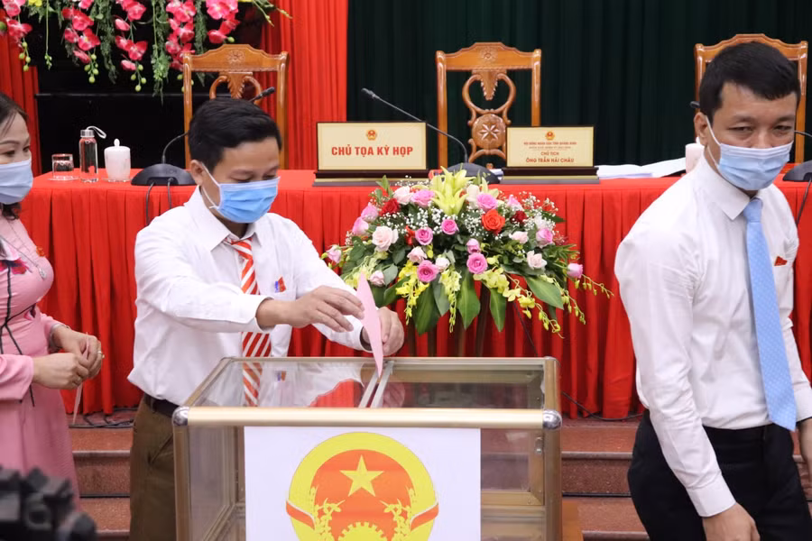 Các đại biểu bỏ phiếu bầu các chức danh chủ chốt.