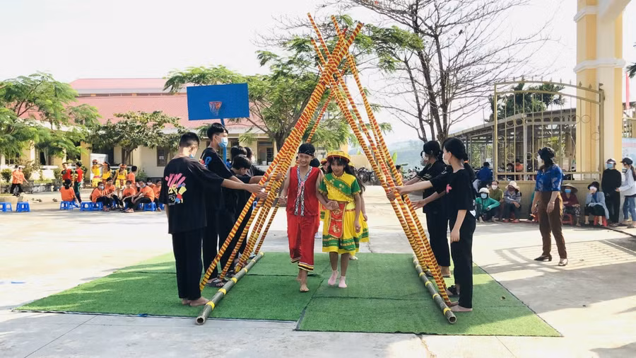 Phần thi múa sạp.