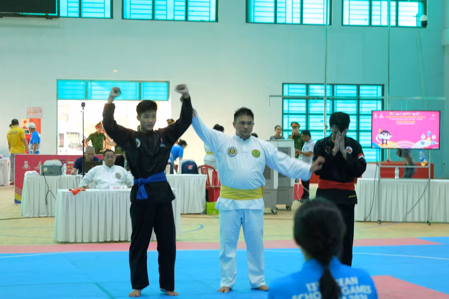 Vận động viên đội tuyển Pencak Silat Việt Nam thắng trong trận chung kết với đội tuyển Indonesia. Vận động viên đội tuyển Pencak Silat Việt Nam thắng trong trận chung kết với đội tuyển Indonesia.