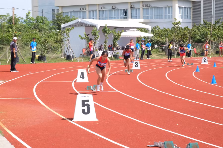 Các vận động viên thi nội dung tiếp sức 4x400m nữ.