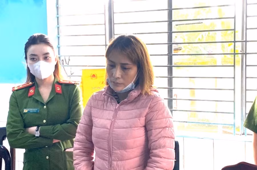 Đặng Ngọc Hoàng Trang (mặc áo ấm hồng) tại cơ quan công an. Ảnh: Công an. 