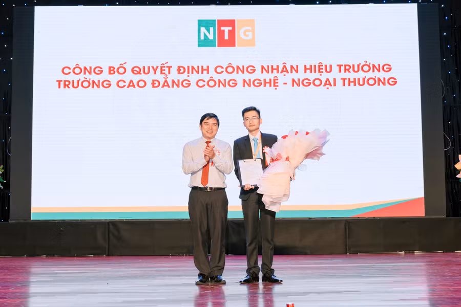 Trao quyết định bổ nhiệm Hiệu trưởng trường Cao đẳng Công nghệ - Ngoại thương. (Ảnh: A. Tuyên)
