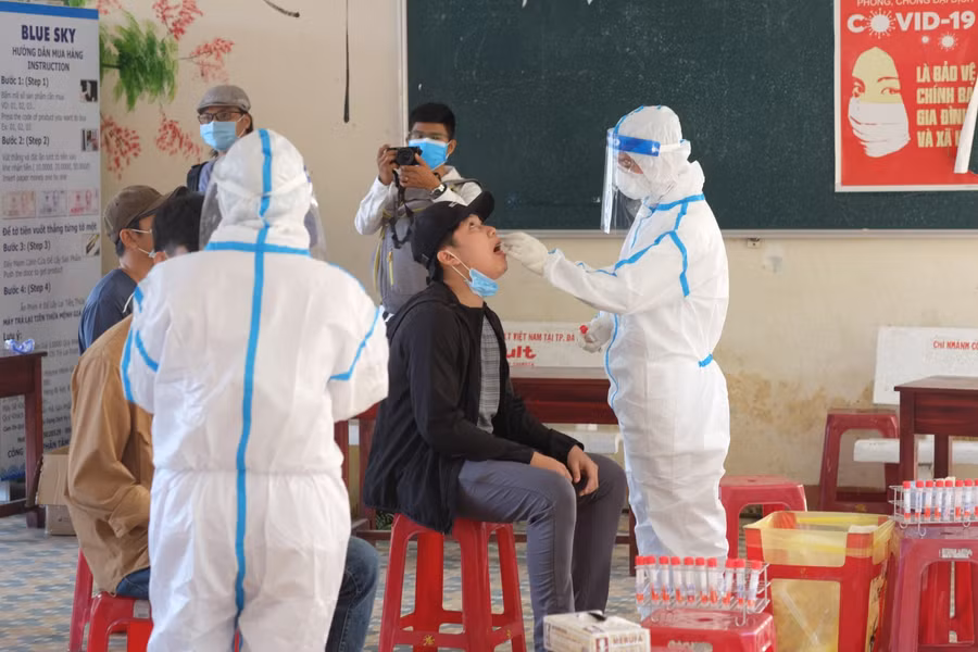 Lấy mẫu xét nghiệm COVID-19. 