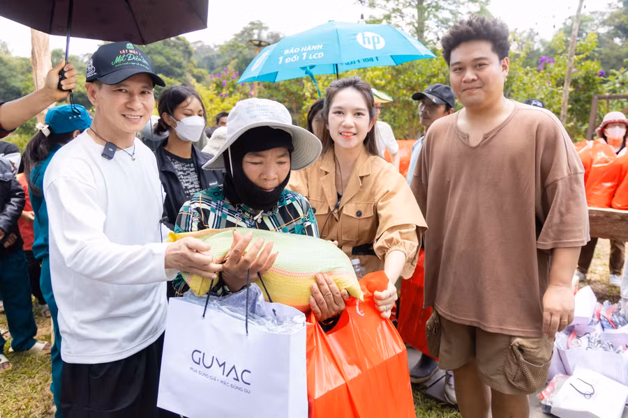 Đoàn phim tặng quà cho người dân nơi đây.