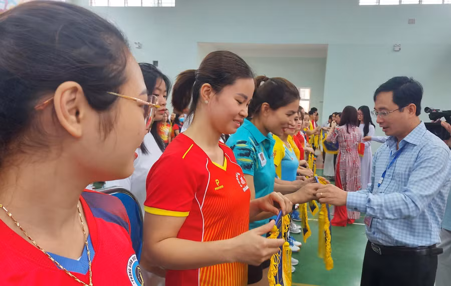 Ông Đặng Ngọc Tuấn, Giám đốc Sở GD&amp;ĐT Quảng Bình trao cờ lưu niệm cho đại diện các đội tham dự giải đấu.