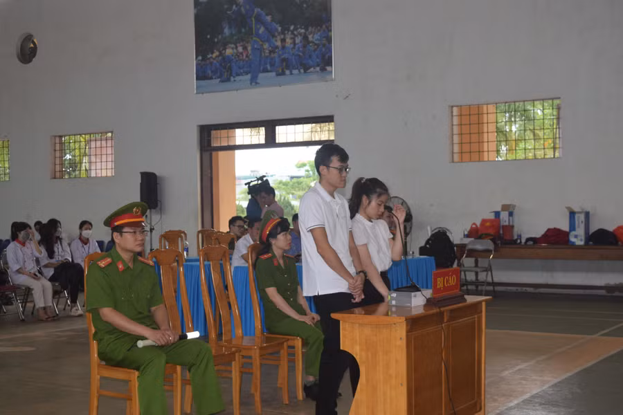 Hai bị cáo Lưu Thái Tùng và Nguyễn Thị Hoa tại phiên toà. Hai bị cáo Lưu Thái Tùng và Nguyễn Thị Hoa tại phiên toà.
