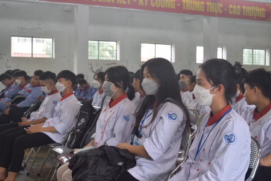 Phiên toà giả định đã thu hút được sự tham gia của đông đảo học sinh, sinh viên. Phiên toà giả định đã thu hút được sự tham gia của đông đảo học sinh, sinh viên.