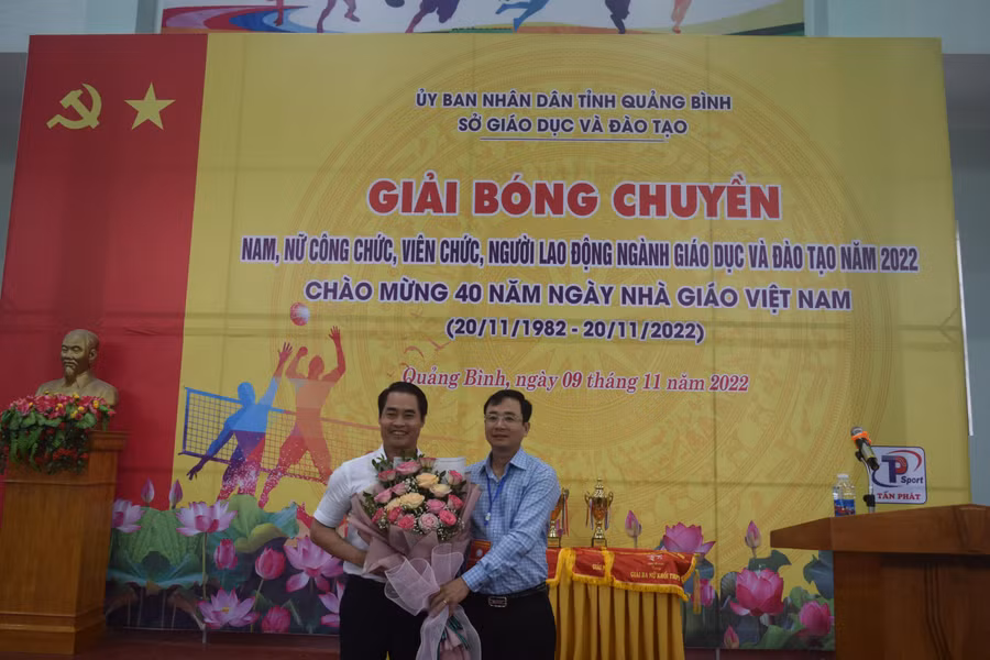 Ông Đặng Ngọc Tuấn, Giám đốc Sở GD&amp;ĐT Quảng Bình tặng hoa cho nhà tài trợ giải đấu - Công ty TNHH Thương mại, Xây dựng Tấn Phát Sports.
