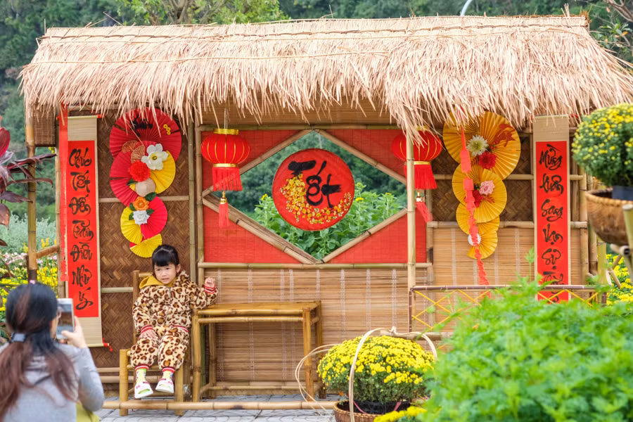 Vườn hoa cũng thu hút rất đông gia đình trẻ, trẻ em... đến tham quan, chụp hình dịp Tết. Ảnh: Hoàng Vinh. Vườn hoa cũng thu hút rất đông gia đình trẻ, trẻ em... đến tham quan, chụp hình dịp Tết. Ảnh: Hoàng Vinh.