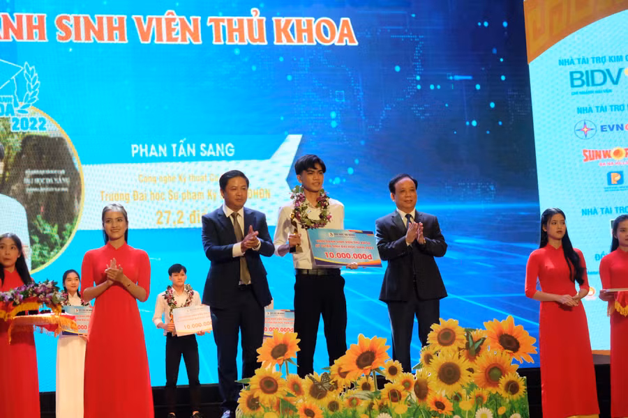 Các tân thủ khoa Đại học Đà Nẵng được vinh danh.