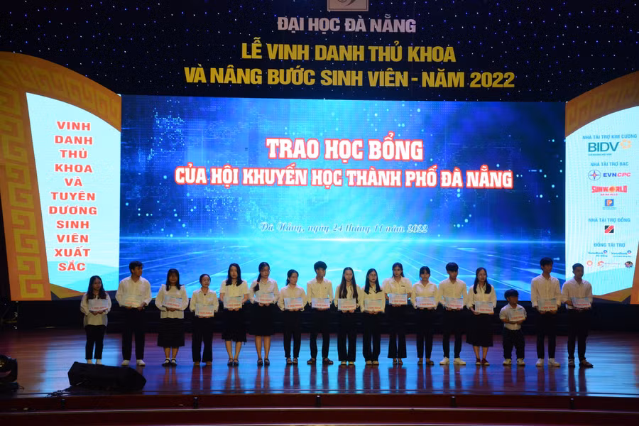 Trao học bổng cho các sinh viên có hoàn cảnh khó khăn.