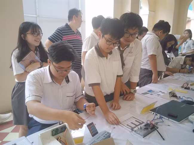 Học sinh hứng thú với trò chơi công nghệ "nhạc cụ bút chì"