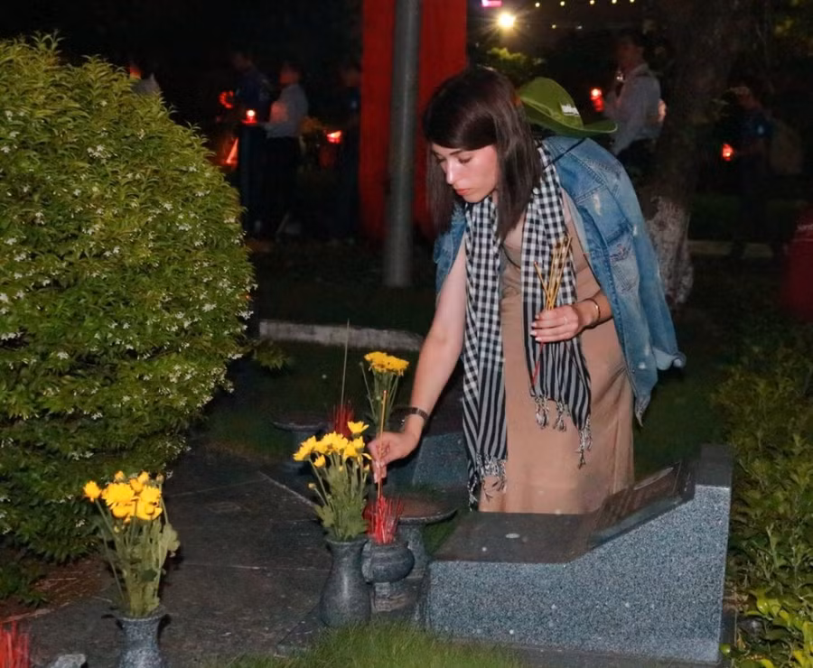 Các đại biểu Liên bang Nga đến thắp hương cho các anh hùng liệt sĩ Việt Nam. Các đại biểu Liên bang Nga đến thắp hương cho các anh hùng liệt sĩ Việt Nam.