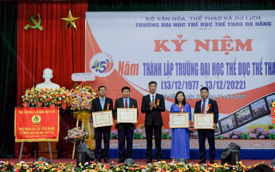 Trao Bằng khen của Bộ trưởng Bộ Văn hóa Thể thao và Du lịch cho các cá nhân có thành tích xuất sắc. Trao Bằng khen của Bộ trưởng Bộ Văn hóa Thể thao và Du lịch cho các cá nhân có thành tích xuất sắc.