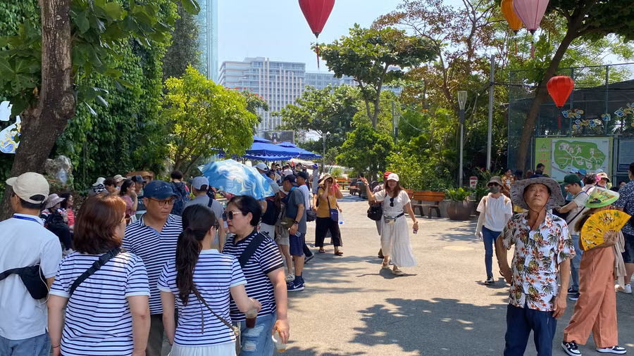 Càng về trưa lượng khách đổ về danh thắng Ngũ Hành Sơn càng đông.