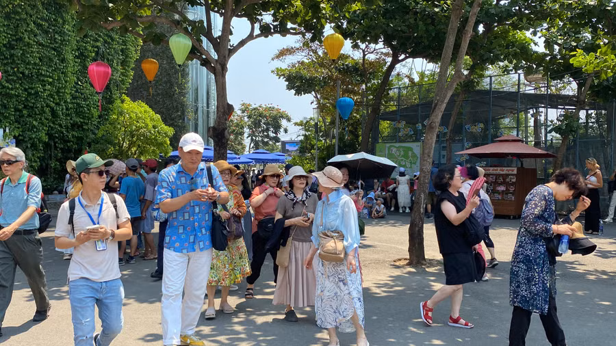 Còn tại Khu danh thắng Ngũ Hành Sơn (TP Đà Nẵng), ngay từ sáng đã có hàng ngàn du khách đổ về tham quan.