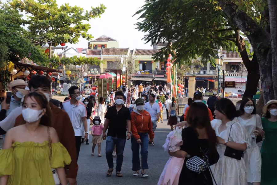 Người dân tham quan phố cổ Hội An.