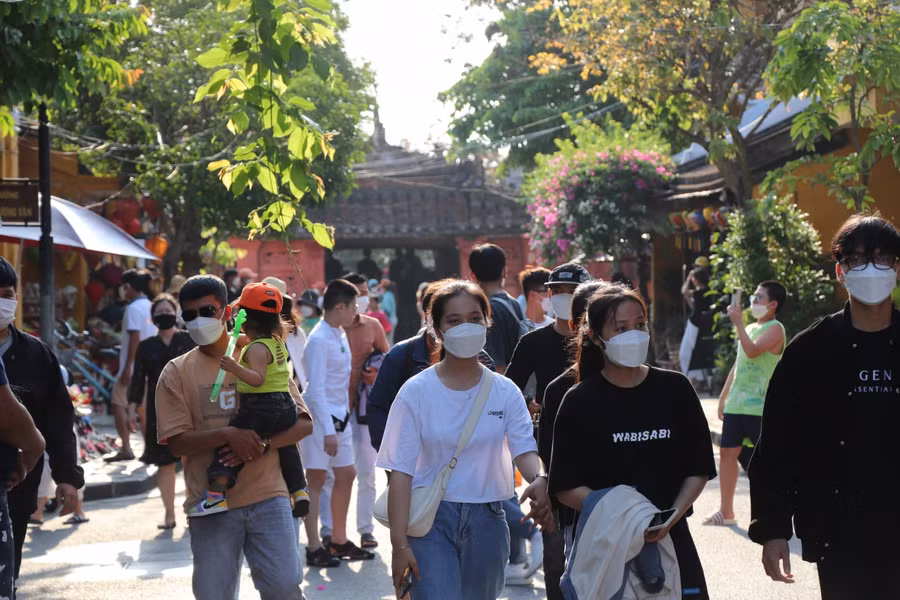 Phố phường rộn ràng những ngày nghỉ lễ.