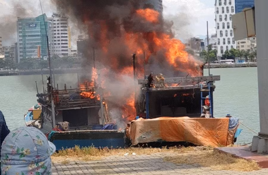 2 tàu cá bị cháy dữ dội khi đang neo đậu trên Sông Hàn (TP. Đà Nẵng). 