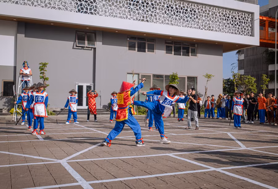Các màn biểu diễn võ thuật đẹp mắt trong trò chơi Cờ người tại Đại học FPT Đà Nẵng. Đây là một trong những hoạt động đặc sắc khiến nhiều khán giả thích thú, reo hò.